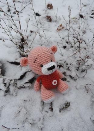 Розовый мишка в красном свитере вязаная игрушка2 фото