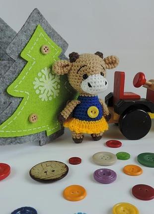 Маленькая коровка в платице вязаная игрушка