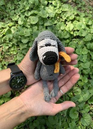 Собака баф в разноцветном шарфике мягкая вязаная игрушка