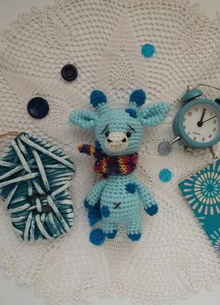 Жираф в радужном шарфике мягкая вязаная игрушка