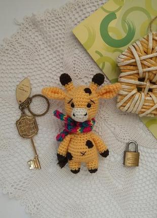 Жираф в радужном шарфике мягкая вязаная игрушка1 фото
