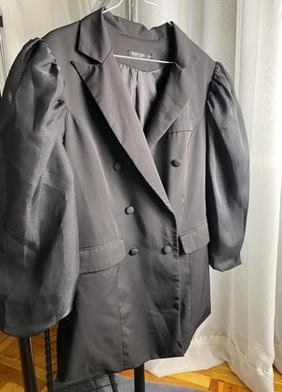 Чорний піджак подовжений блейзер з пишними рукавами2 фото