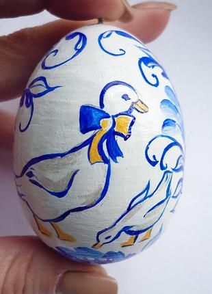 Великодня писанка мальованка гусак з гусеняткомком