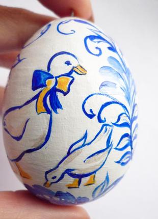 Великодня писанка мальованка гусак з гусеняткомком