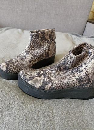 Ботильоны на танкетке