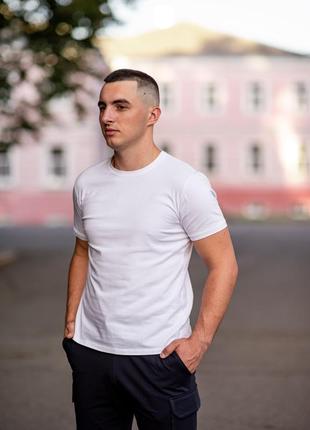 Біла чоловіча футболка