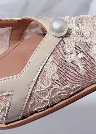 Изысканные туфли летние кожаные с кружевом с ожерельем6 фото