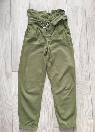 Штани кольору хакі