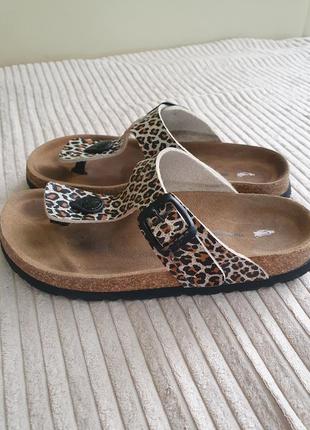 Шльопанці фірмові