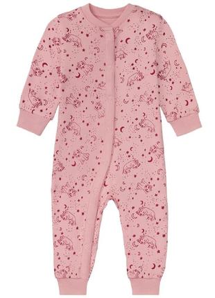 Чоловічок на дівчинку з відкритими ніжками