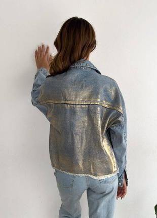 Женская джинсовая куртка с напылением, джинсовка, с золотым, серебряным напылением, классическая, джинс, базовая3 фото