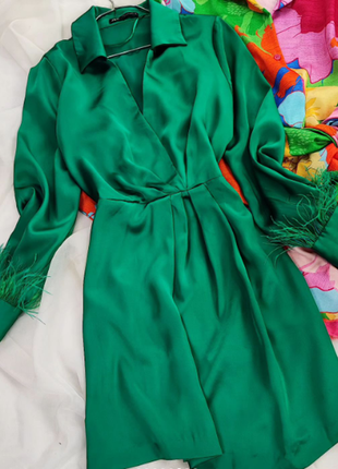 Вишукана смарагдова сукня з пір'ячком zara