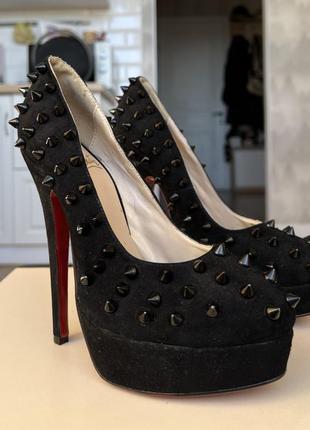 Christian louboutin чорні замшеві туфлі з шипами  розмір 36