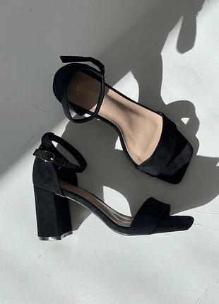 Базові чорні босоніжки на вихід на на великому каблуку