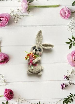 Брошка "сірий зайчик"