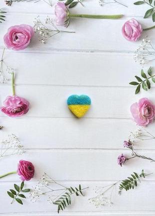 Брошка серце в кольорах прапора україни