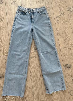 Прямые широкие джинсы светлые летние с необработанным краем