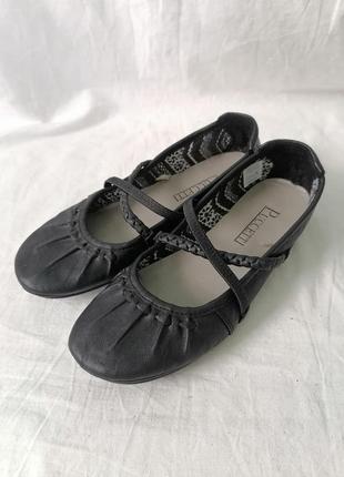 Женские черные балетки на резинке puccetti