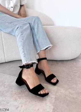 Босоніжки чорні на низькому підборі каблуку велюр