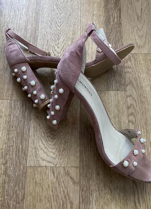 Шикарні босоніжки з перлинками кольору пильна троянда