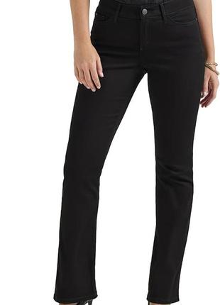 Джинсы прямого кроя с классической средней посадкой имеют расширение внизу ноги