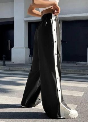 Трендові жіночі широкі штани з лампасами на закльопках3 фото