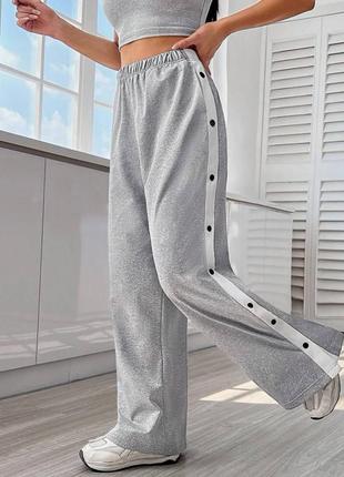 Трендовые женские широкие брюки с лампасами на заклепках5 фото