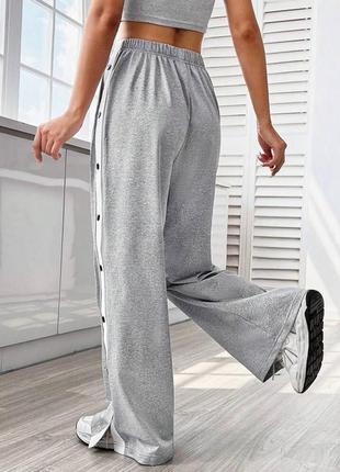 Трендовые женские широкие брюки с лампасами на заклепках6 фото