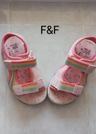 Босоніжки сандалі бренду f&f принт 🦄🦄🦄 та 🌈🌈🌈 з мигалками uk 9 eur 27