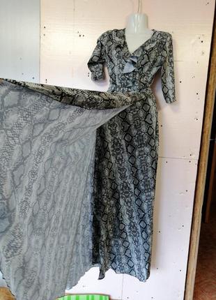 Шикарне плаття в підлогу на запах з воланами принт пітон анималестический