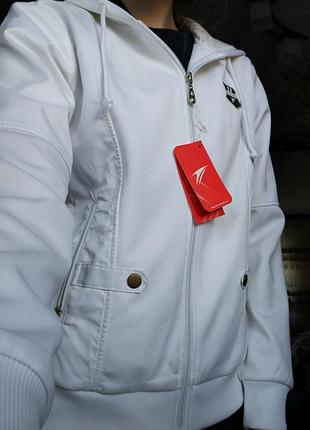 Новая белая куртка ветровка