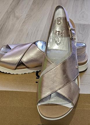 Босоніжки шкіряні ugg.
