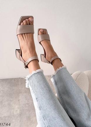 Босоножки бежевые кожаные на низком каблуке каблуке7 фото