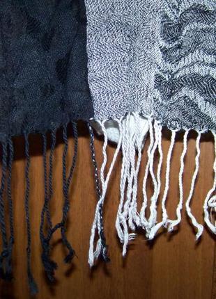 Длинный тонкий теплый слегка жатый черно-белый шарф с бахромой4 фото