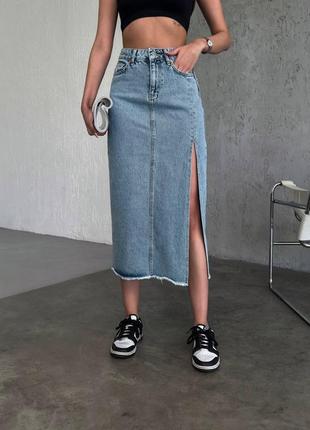 Трендовая джинсовая юбка миди с разрезом3 фото