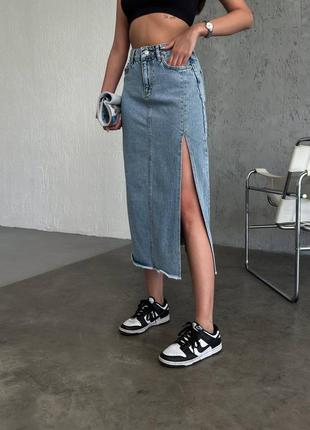Трендовая джинсовая юбка миди с разрезом2 фото