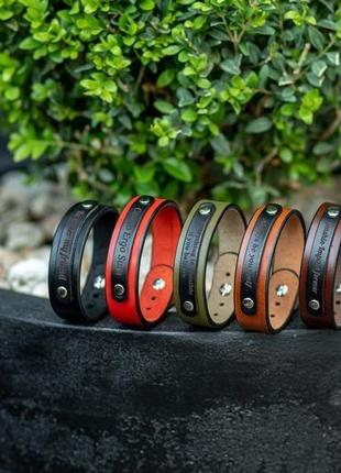 Браслет черный с гравировкой на табличке