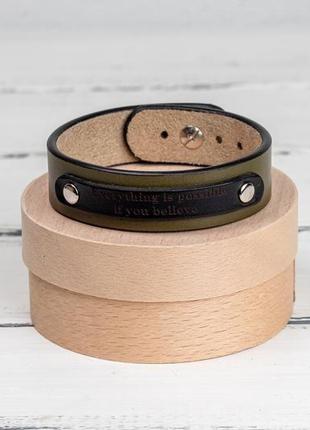 Оливковый кожаный браслет с гравировкой на табличке2 фото