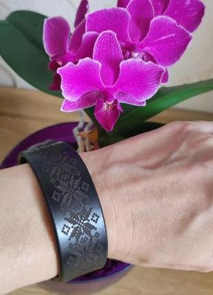 Кожаный браслет с украинской вышивкой3 фото