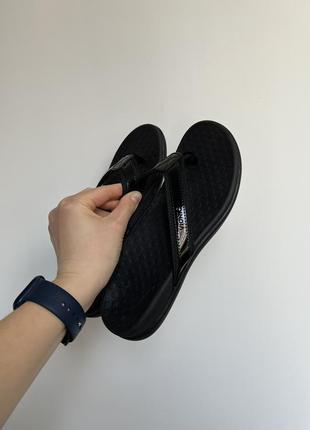 Женские шлепанцы vionic tide black toe post flip flop 37-38 размер