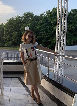 Стильная юбка-миди и футболки