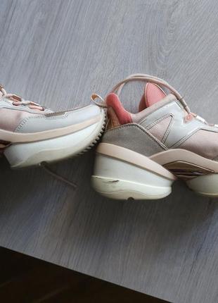 Кроссовки женские