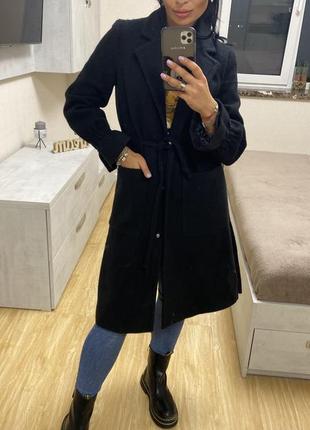 Ефектне чорне пальто-кардиган з накладними кишенями