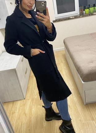 Эффектное черное пальто-кардиган с накладными карманами2 фото