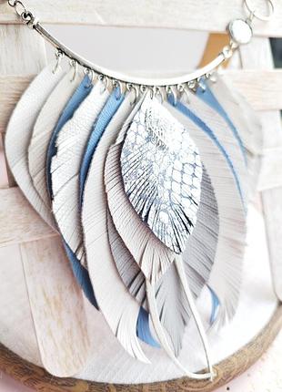 Кольє з натуральної шкіри, кольє під блузку, ніжно блакитне кольє з пір'ям зі шкіри