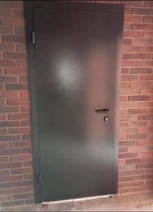 Двери входные металлические утеплённые с замком и ручкой