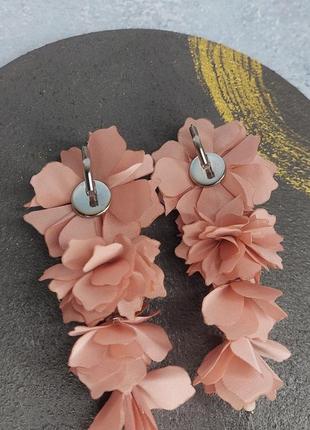 Сережки з квітами пудрові ручної роботи3 фото