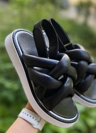 Босоніжки жіночі з натуральної шкіри та замші на танкетці