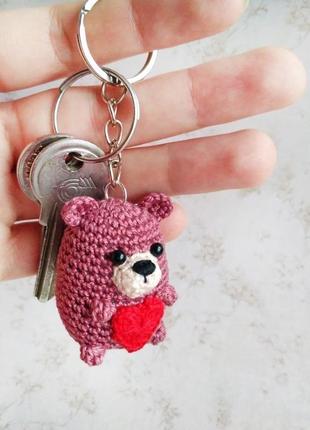 В'язаний брелок ведмедик з серцем, маленька іграшка ведмедик, подарунок на св. валентина5 фото