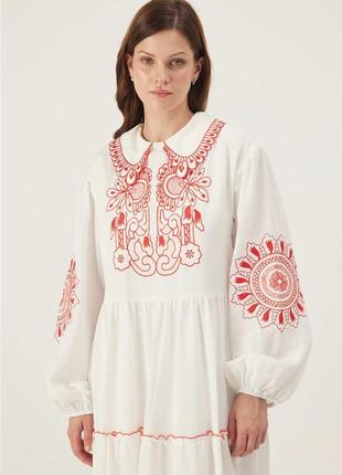 Довга вишита сукня